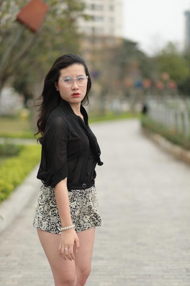 20P Nena asiática descalza hace alarde de sus piernas sexys al aire libre con una minifalda