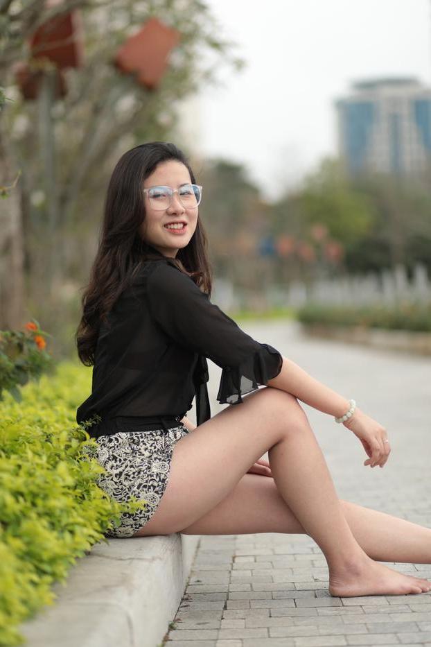 20P Nena asiática descalza hace alarde de sus piernas sexys al aire libre con una minifalda