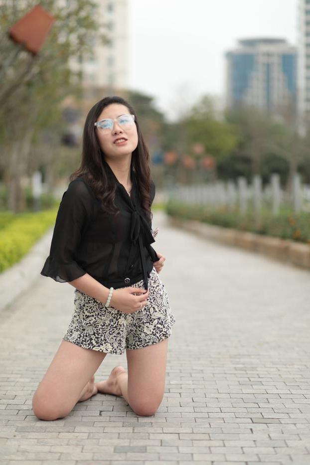 20P Nena asiática descalza hace alarde de sus piernas sexys al aire libre con una minifalda