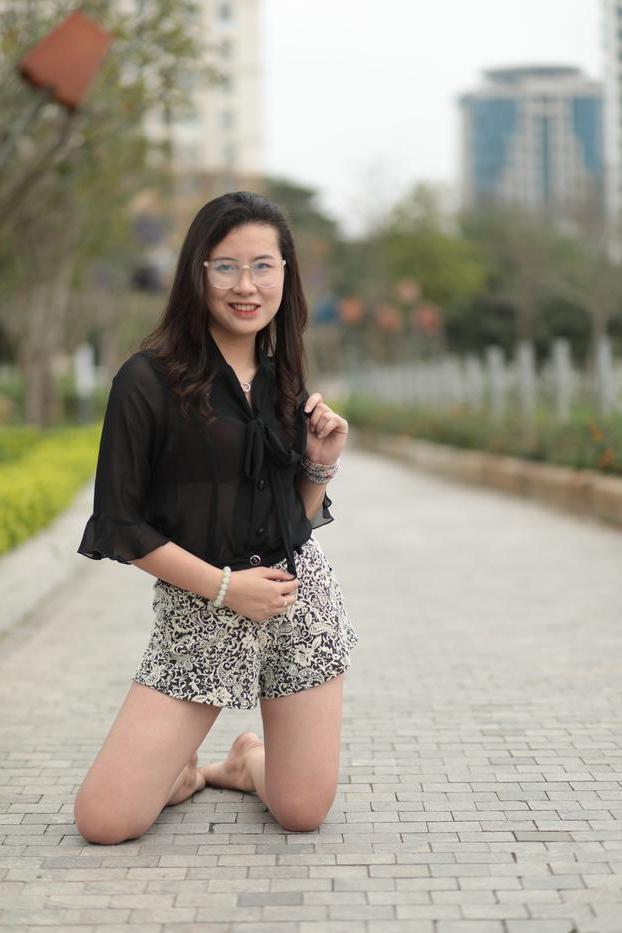 20P Nena asiática descalza hace alarde de sus piernas sexys al aire libre con una minifalda