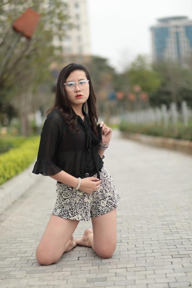 20P Nena asiática descalza hace alarde de sus piernas sexys al aire libre con una minifalda