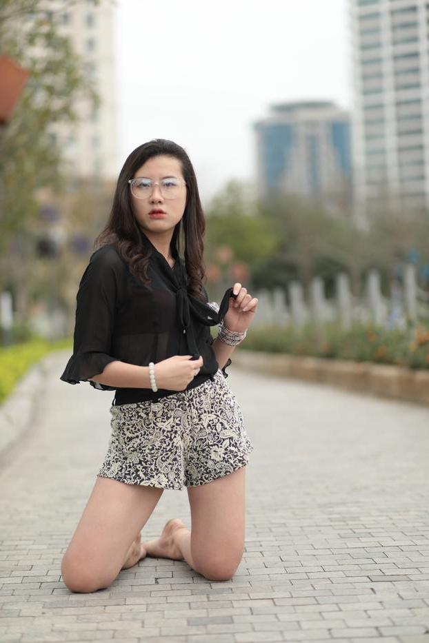 20P Nena asiática descalza hace alarde de sus piernas sexys al aire libre con una minifalda