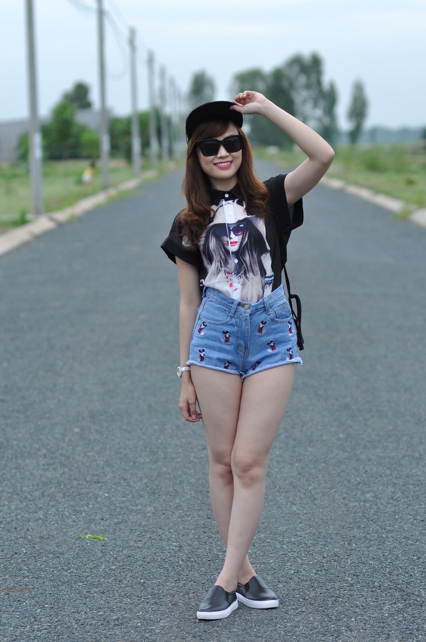 20P Nena asiática glamorosa posando con sus trajes sexys en su compilación pública