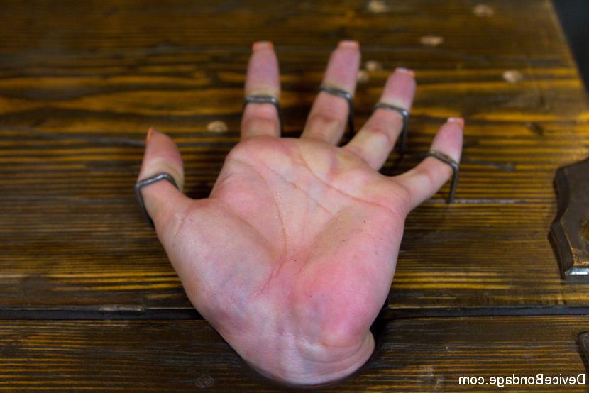 15P Une fille nue est recouverte de cire chaude pendant qu'elle est en bondage