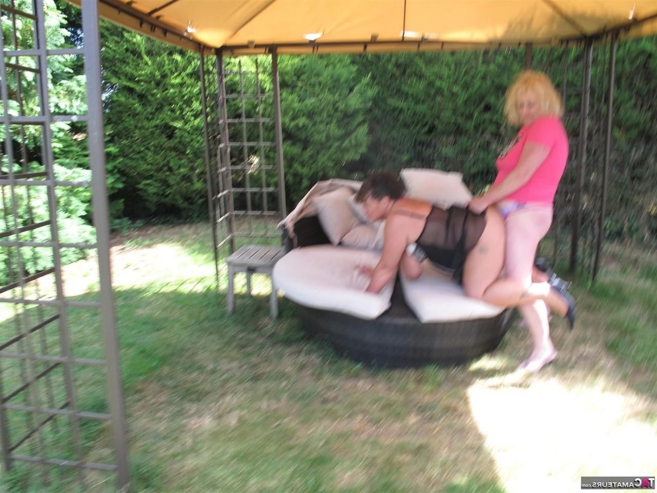 16P Ältere Amateure haben einen lesbischen Dreier auf Gartenmöbeln