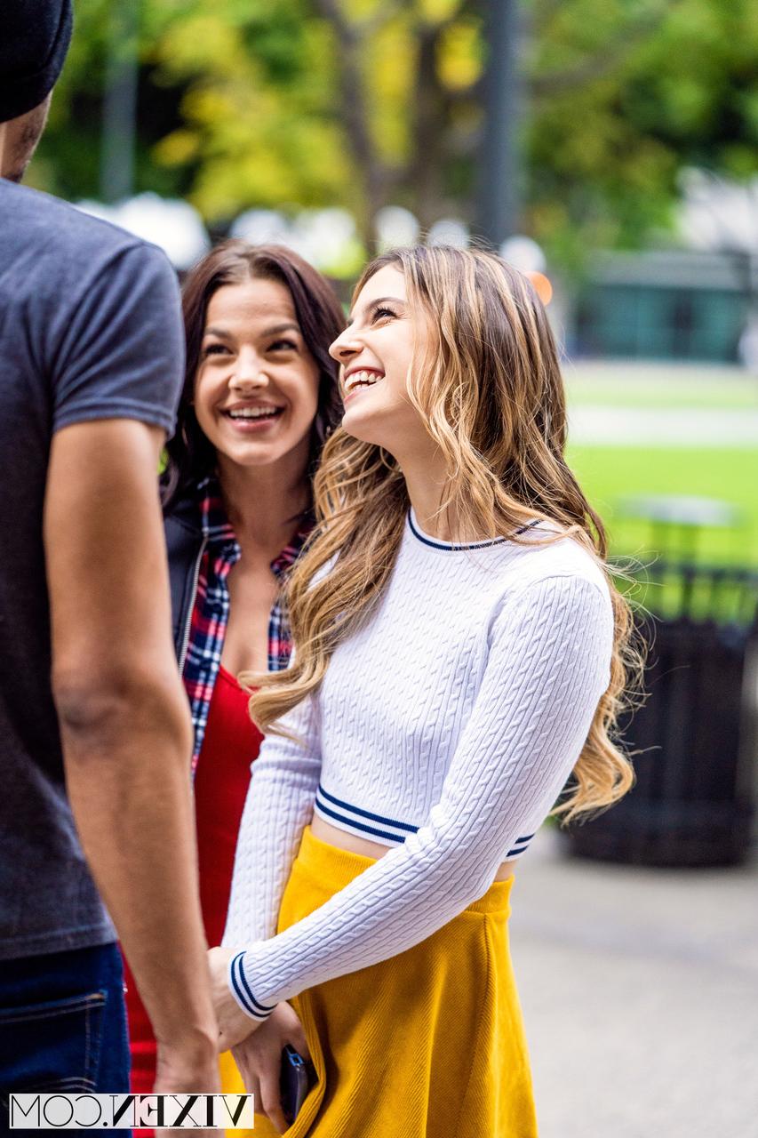 20P Les jeunes mignonnes Evelin Stone et Kristen Scott goûtent une longue bite avant un plan à trois.