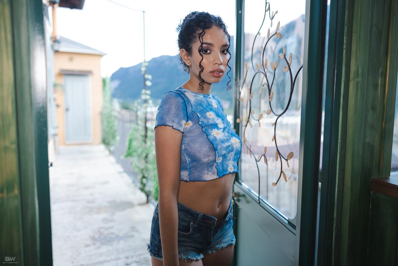 20P Die sexy Latina Valery Ponce packt ihre dicken Arschbacken und spreizt ihre Muschi
