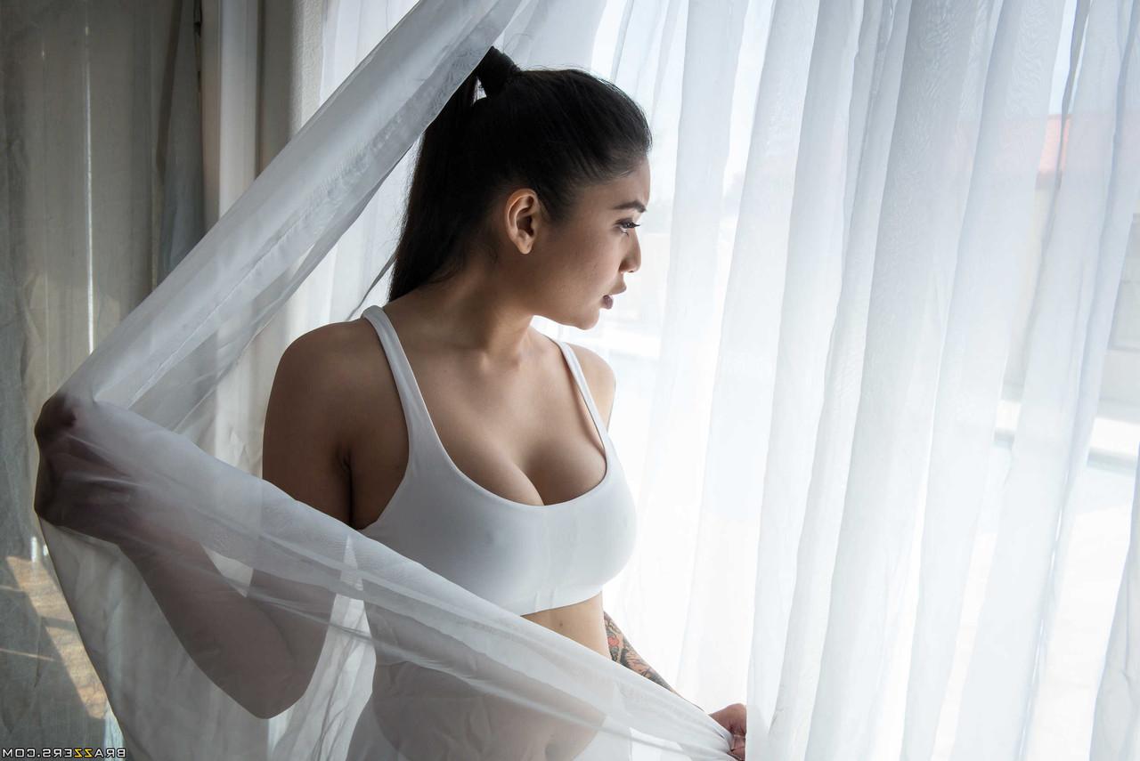 15P La impresionante joven Brenna Sparks posa desnuda en su estera de yoga para mostrar su cuerpo aceitado