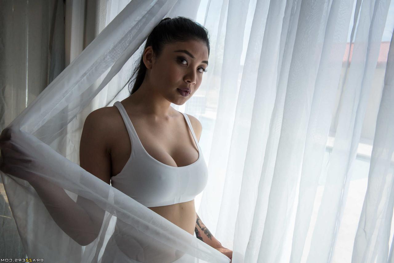 15P La impresionante joven Brenna Sparks posa desnuda en su estera de yoga para mostrar su cuerpo aceitado