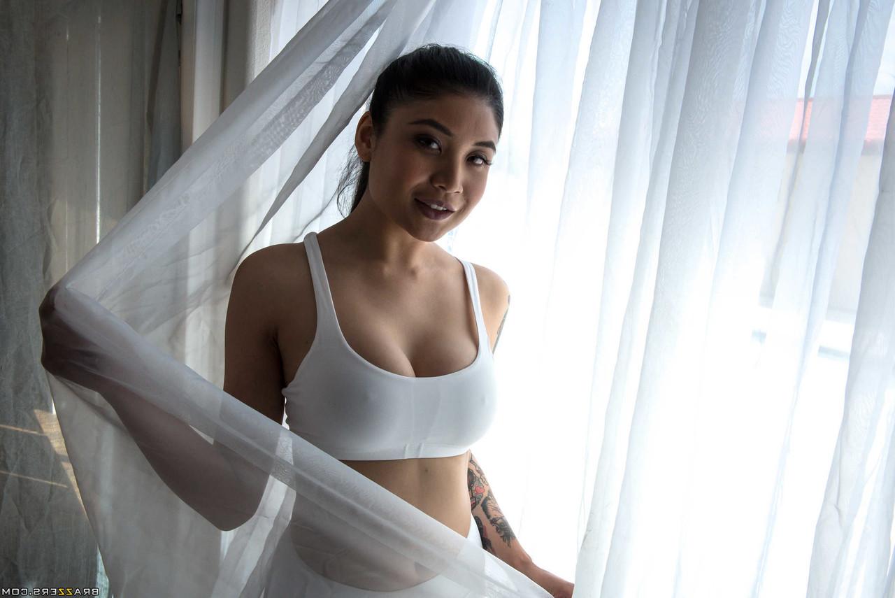 15P La impresionante joven Brenna Sparks posa desnuda en su estera de yoga para mostrar su cuerpo aceitado