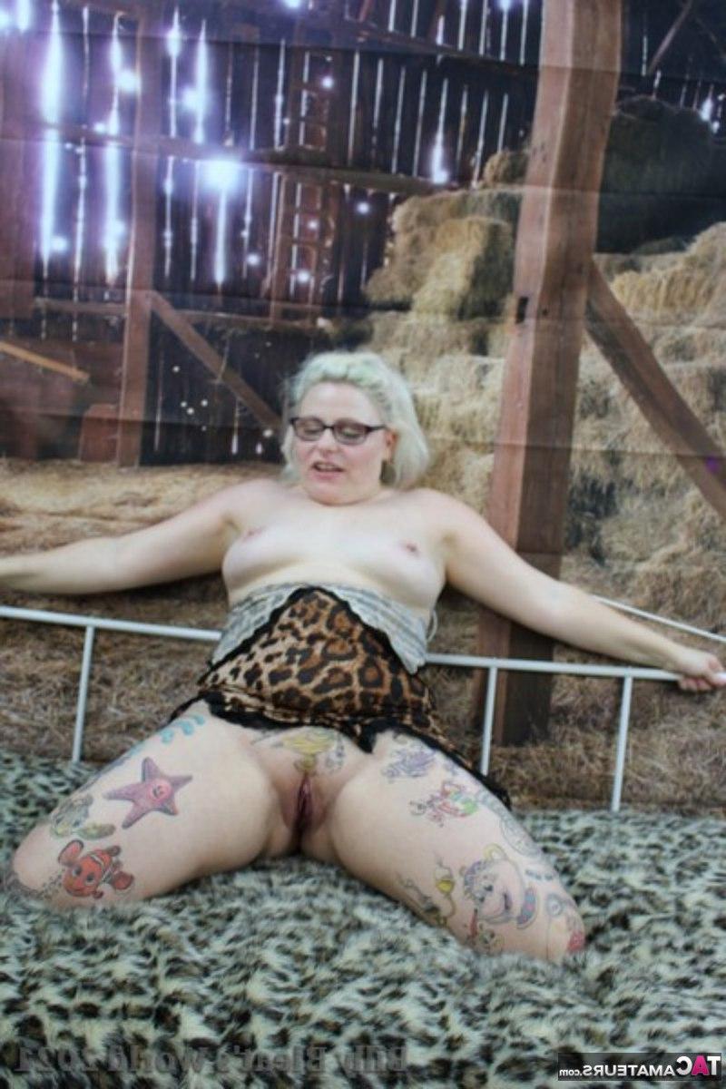 16P A loira tatuada Mollie Foxxx mostra seus peitos e arrebata enquanto usa óculos