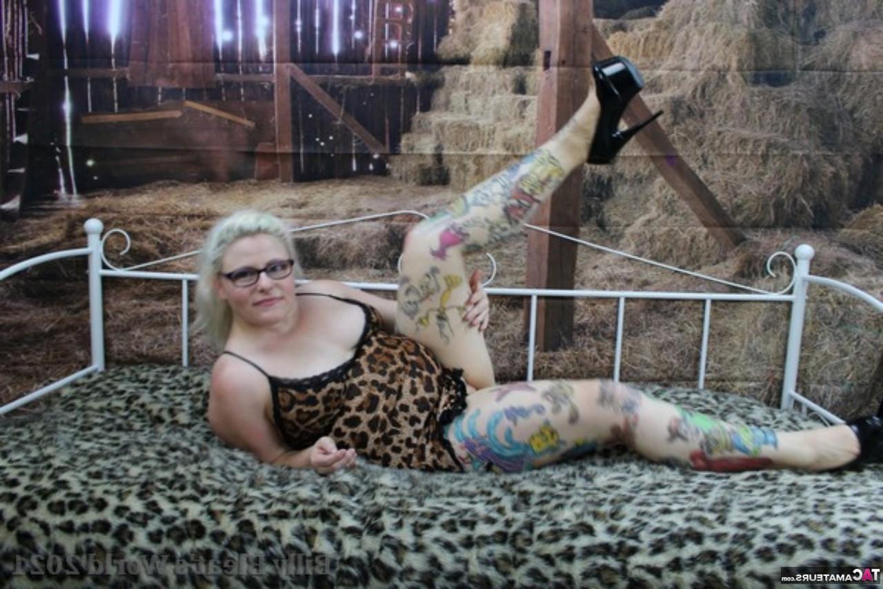 16P A loira tatuada Mollie Foxxx mostra seus peitos e arrebata enquanto usa óculos