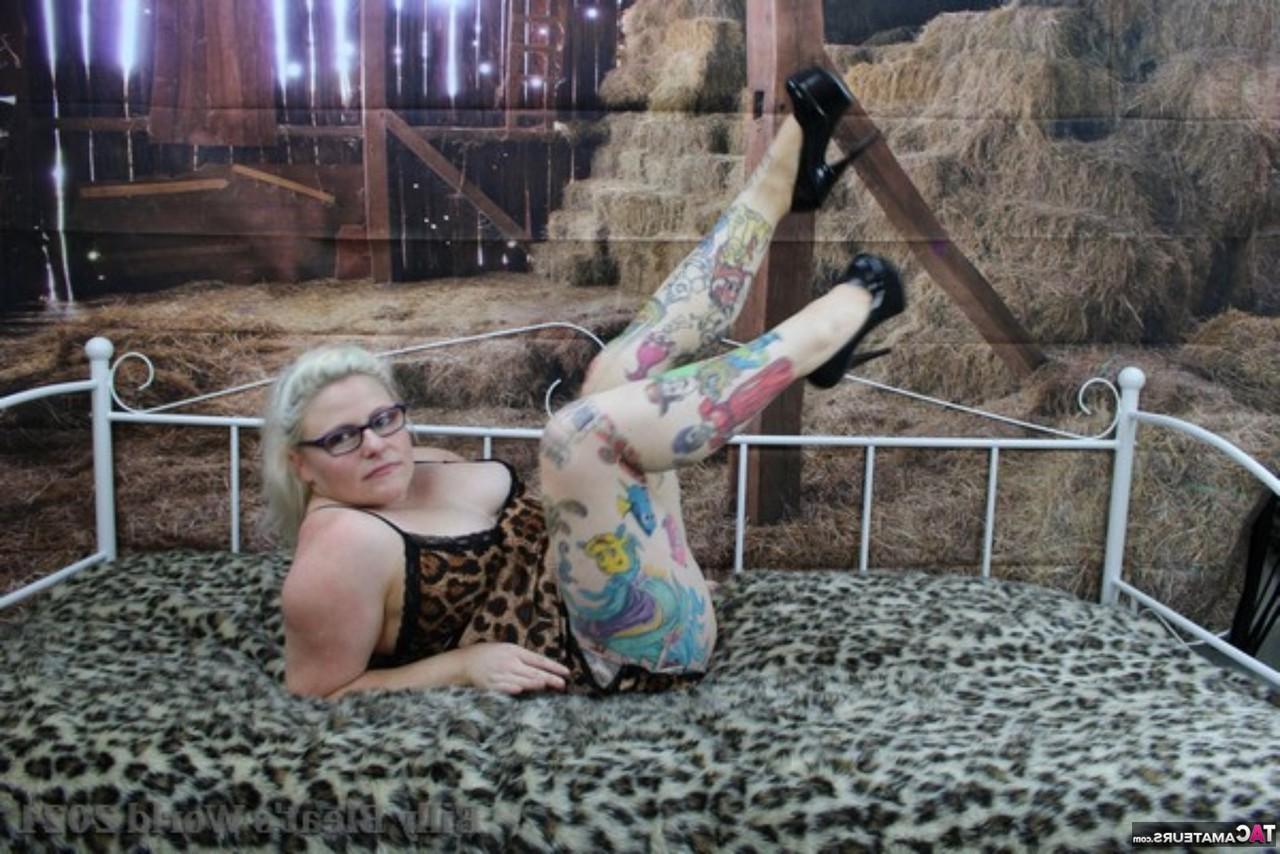 16P A loira tatuada Mollie Foxxx mostra seus peitos e arrebata enquanto usa óculos