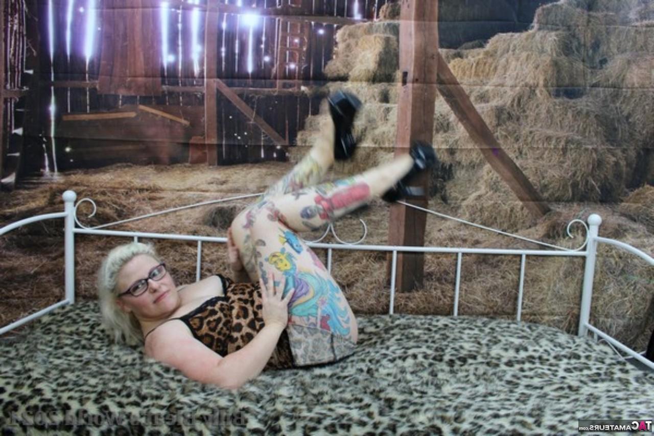 16P A loira tatuada Mollie Foxxx mostra seus peitos e arrebata enquanto usa óculos