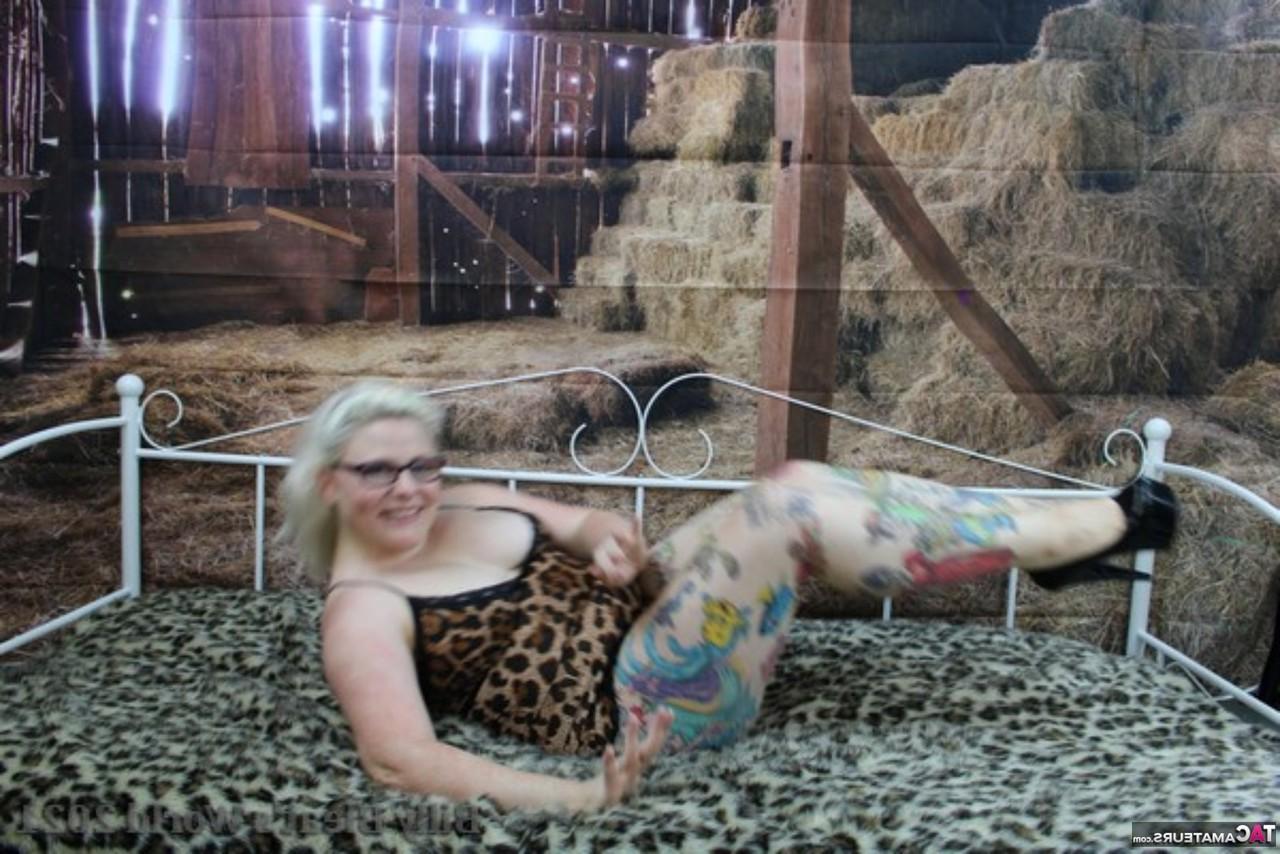 16P A loira tatuada Mollie Foxxx mostra seus peitos e arrebata enquanto usa óculos