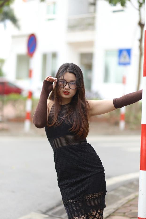 20P Das glamouröse asiatische Mädchen mit Brille Natalia posiert in ihrem sexy Outfit in der Öffentlichkeit