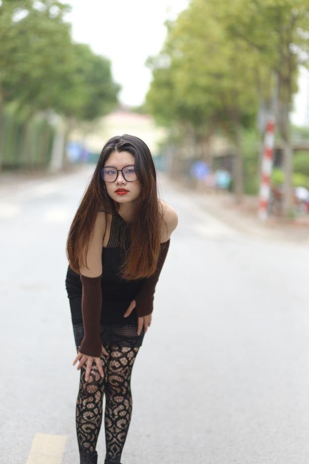 20P Das glamouröse asiatische Mädchen mit Brille Natalia posiert in ihrem sexy Outfit in der Öffentlichkeit