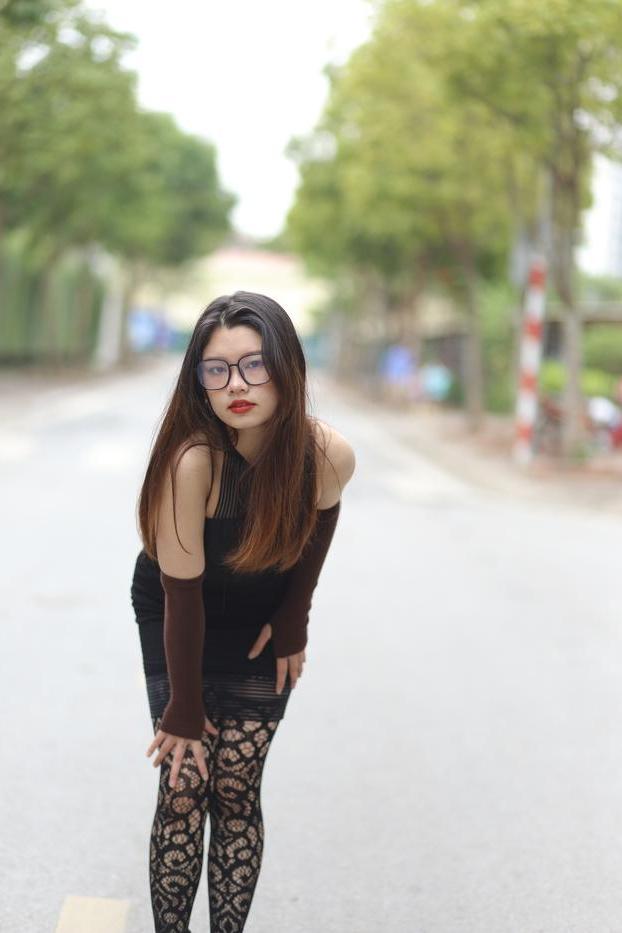 20P Das glamouröse asiatische Mädchen mit Brille Natalia posiert in ihrem sexy Outfit in der Öffentlichkeit