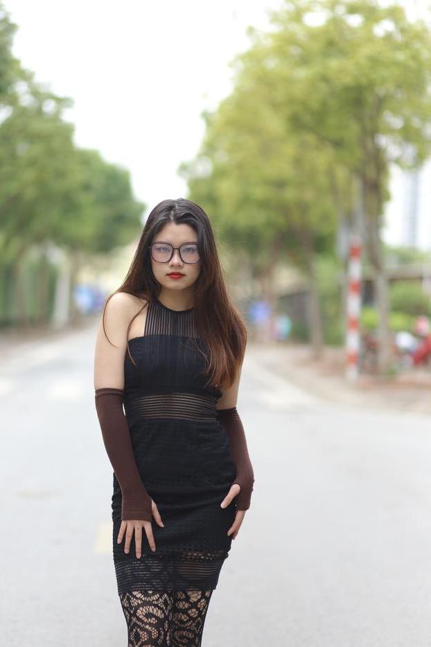 20P Das glamouröse asiatische Mädchen mit Brille Natalia posiert in ihrem sexy Outfit in der Öffentlichkeit