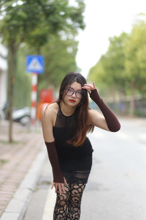 20P Das glamouröse asiatische Mädchen mit Brille Natalia posiert in ihrem sexy Outfit in der Öffentlichkeit