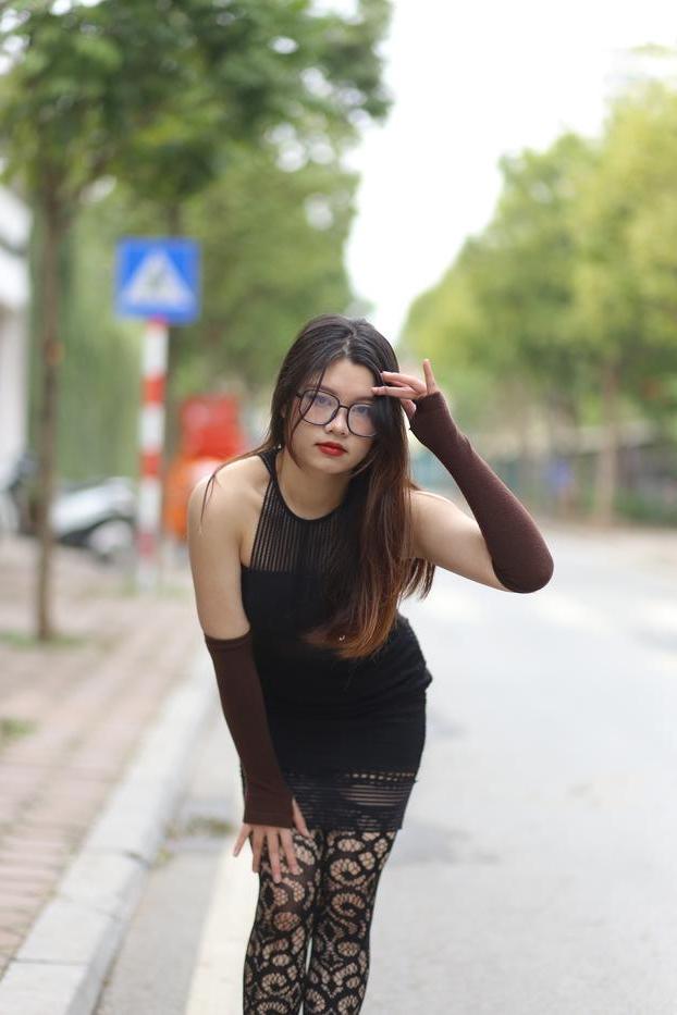 20P Das glamouröse asiatische Mädchen mit Brille Natalia posiert in ihrem sexy Outfit in der Öffentlichkeit