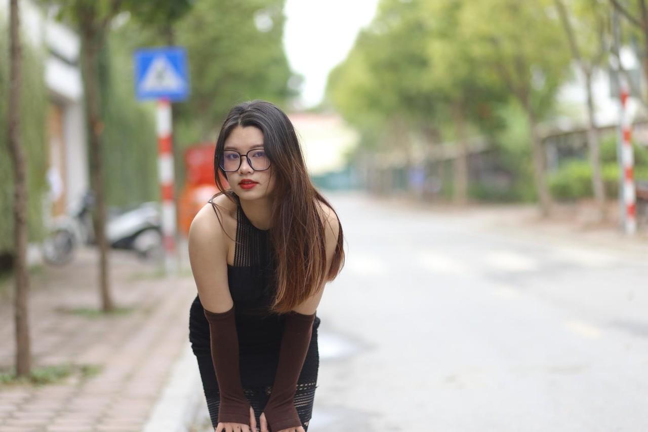 20P Das glamouröse asiatische Mädchen mit Brille Natalia posiert in ihrem sexy Outfit in der Öffentlichkeit
