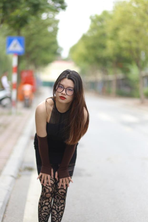 20P Das glamouröse asiatische Mädchen mit Brille Natalia posiert in ihrem sexy Outfit in der Öffentlichkeit