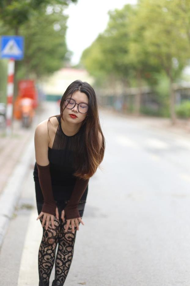 20P Das glamouröse asiatische Mädchen mit Brille Natalia posiert in ihrem sexy Outfit in der Öffentlichkeit