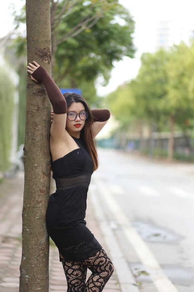 20P Das glamouröse asiatische Mädchen mit Brille Natalia posiert in ihrem sexy Outfit in der Öffentlichkeit
