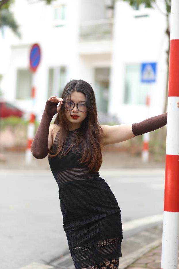 20P Das glamouröse asiatische Mädchen mit Brille Natalia posiert in ihrem sexy Outfit in der Öffentlichkeit