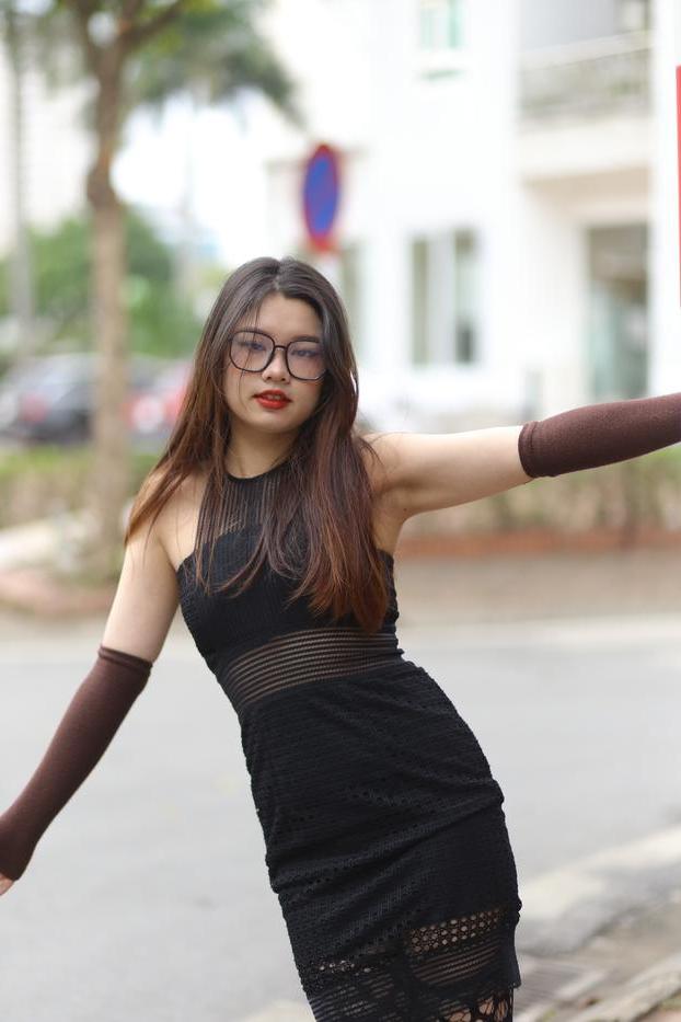 20P Das glamouröse asiatische Mädchen mit Brille Natalia posiert in ihrem sexy Outfit in der Öffentlichkeit