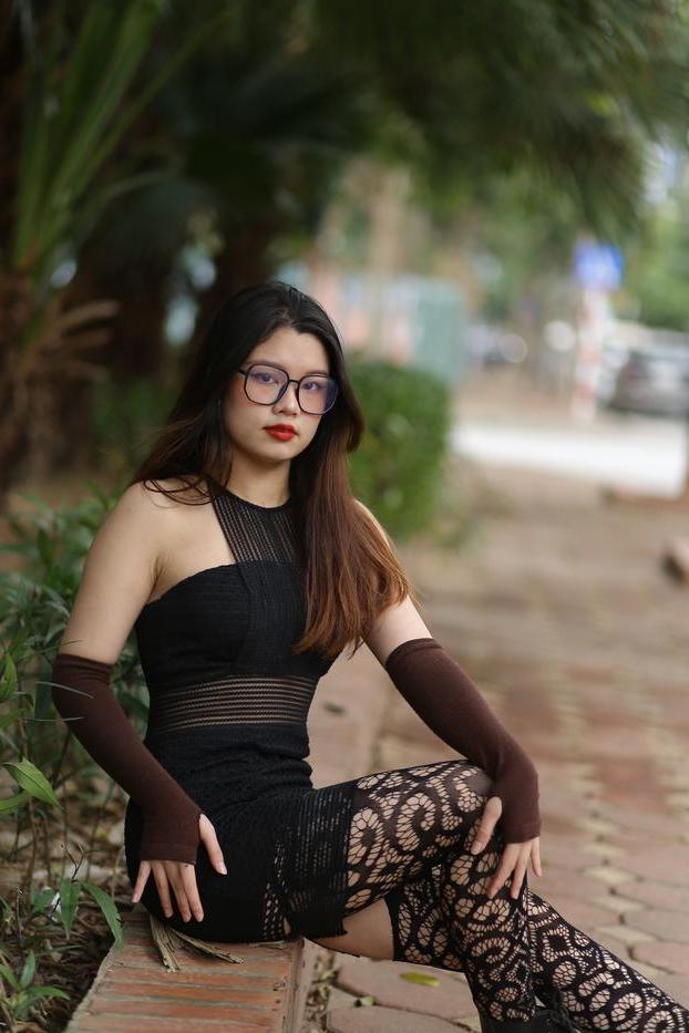 20P Das glamouröse asiatische Mädchen mit Brille Natalia posiert in ihrem sexy Outfit in der Öffentlichkeit