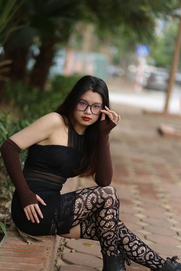 20P Das glamouröse asiatische Mädchen mit Brille Natalia posiert in ihrem sexy Outfit in der Öffentlichkeit