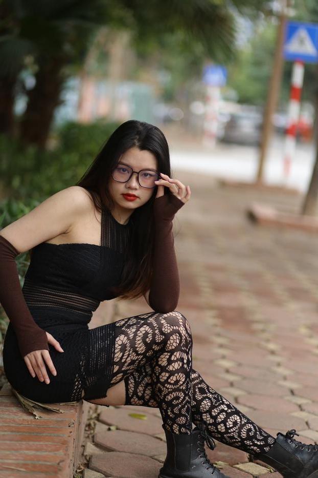 20P Das glamouröse asiatische Mädchen mit Brille Natalia posiert in ihrem sexy Outfit in der Öffentlichkeit