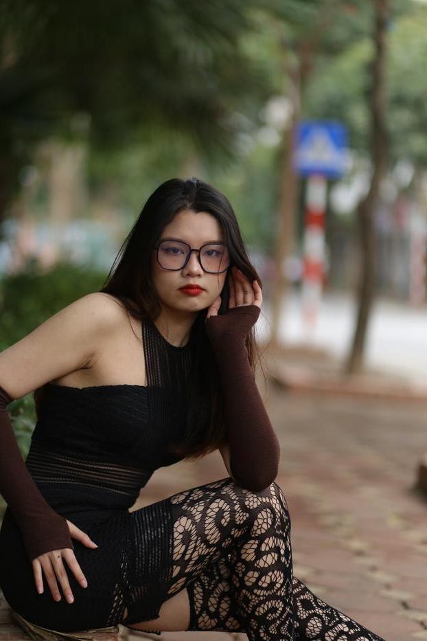 20P Das glamouröse asiatische Mädchen mit Brille Natalia posiert in ihrem sexy Outfit in der Öffentlichkeit