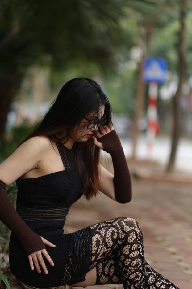 20P Das glamouröse asiatische Mädchen mit Brille Natalia posiert in ihrem sexy Outfit in der Öffentlichkeit