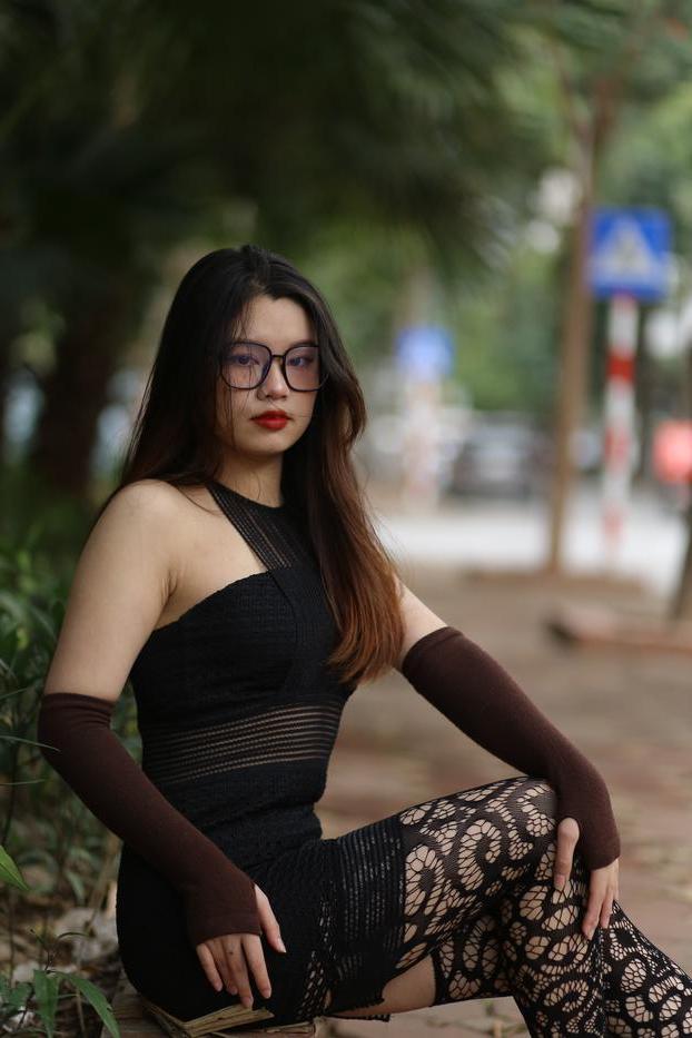 20P Das glamouröse asiatische Mädchen mit Brille Natalia posiert in ihrem sexy Outfit in der Öffentlichkeit