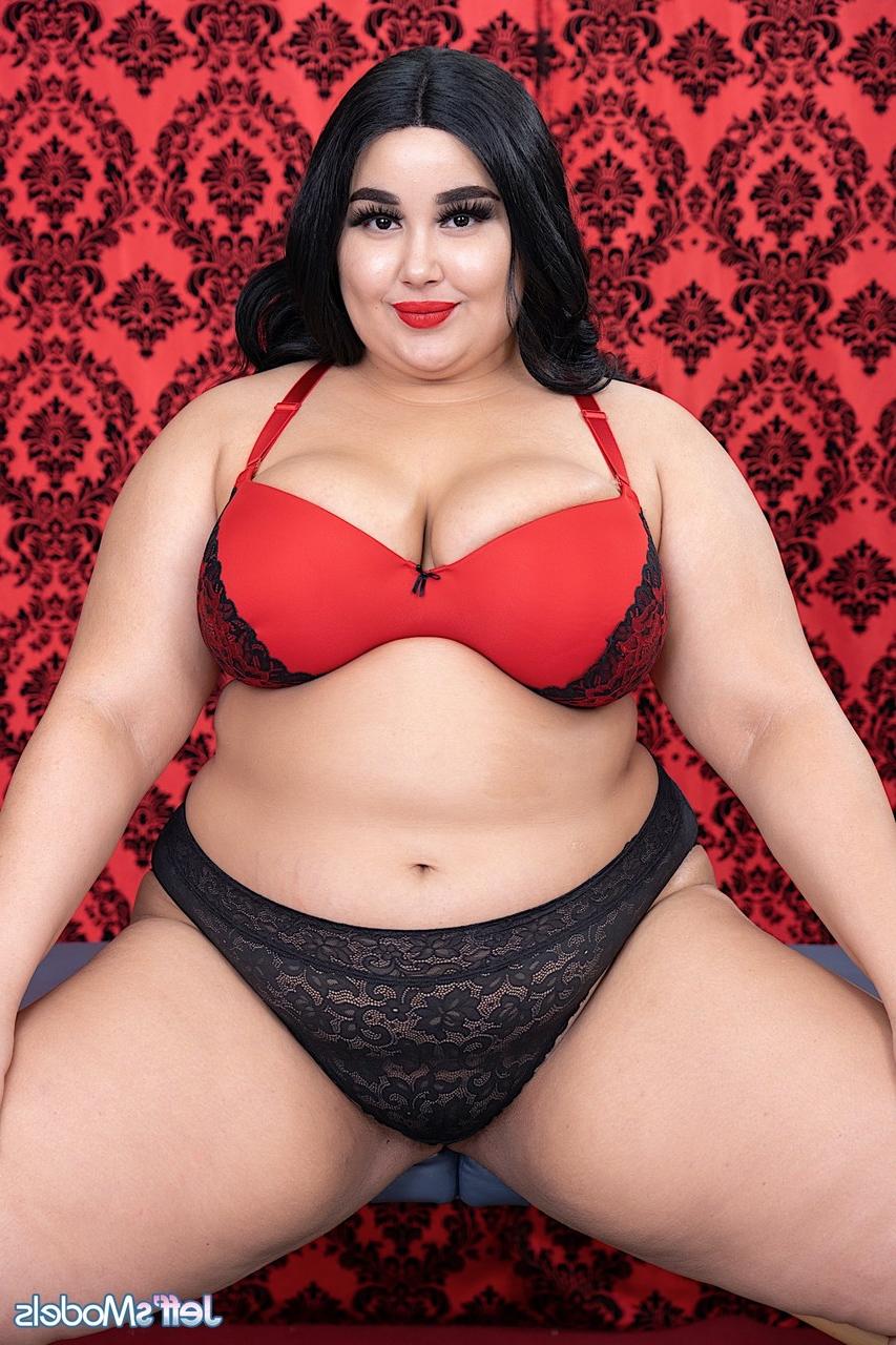20P Die schwarzhaarige, fette Chloe Klein stellt ihre schlaffen großen Titten zur Schau und nimmt einen Ständer