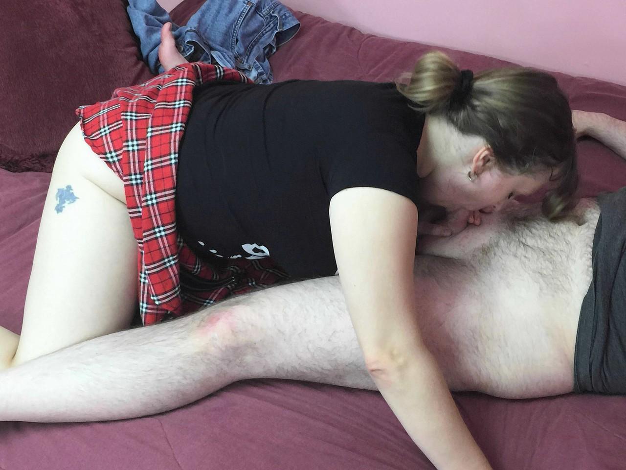 20P Alexsis Sweet, une amatrice potelée, se fait baiser sa grosse chatte en levrette.