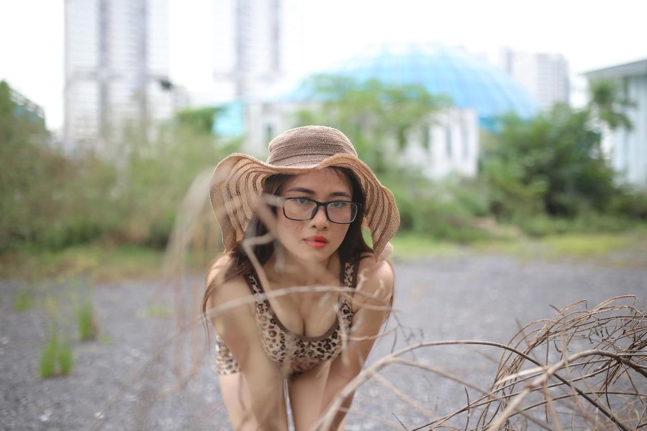 20P Das nerdige asiatische Model Elena entblößt ihr sexy Dekolleté in wunderschöner Natur