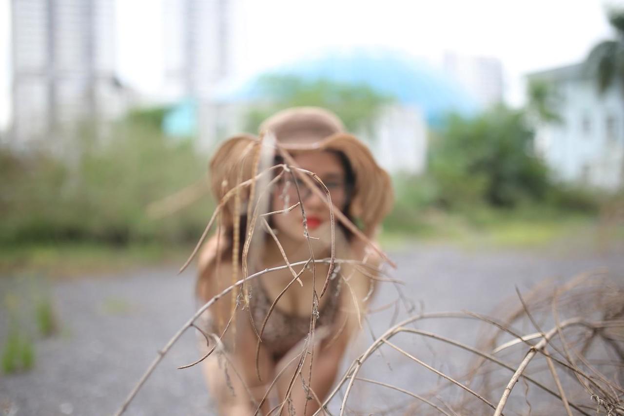 20P Das nerdige asiatische Model Elena entblößt ihr sexy Dekolleté in wunderschöner Natur