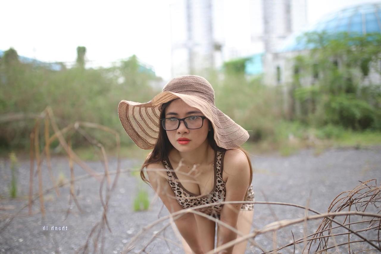 20P Das nerdige asiatische Model Elena entblößt ihr sexy Dekolleté in wunderschöner Natur