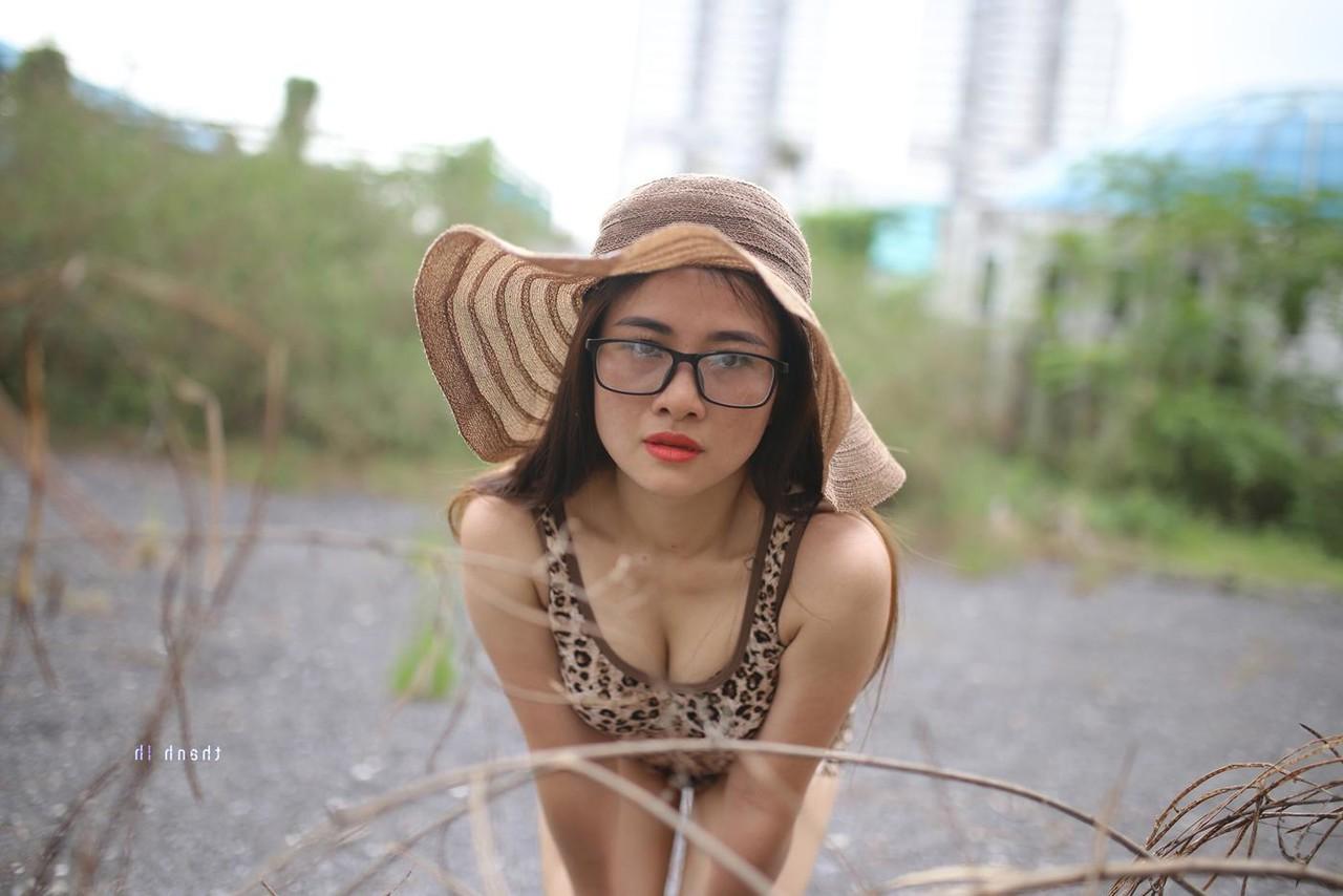 20P Das nerdige asiatische Model Elena entblößt ihr sexy Dekolleté in wunderschöner Natur
