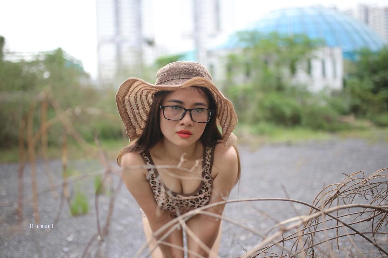 20P Das nerdige asiatische Model Elena entblößt ihr sexy Dekolleté in wunderschöner Natur