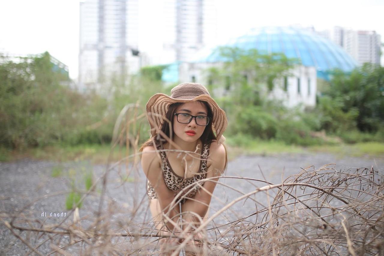 20P Das nerdige asiatische Model Elena entblößt ihr sexy Dekolleté in wunderschöner Natur
