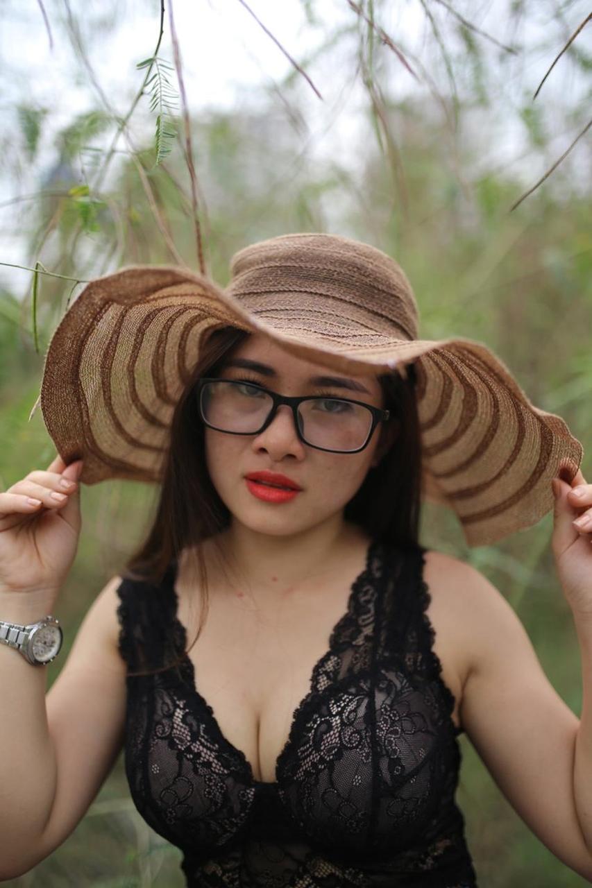 20P Das nerdige asiatische Model Elena entblößt ihr sexy Dekolleté in wunderschöner Natur