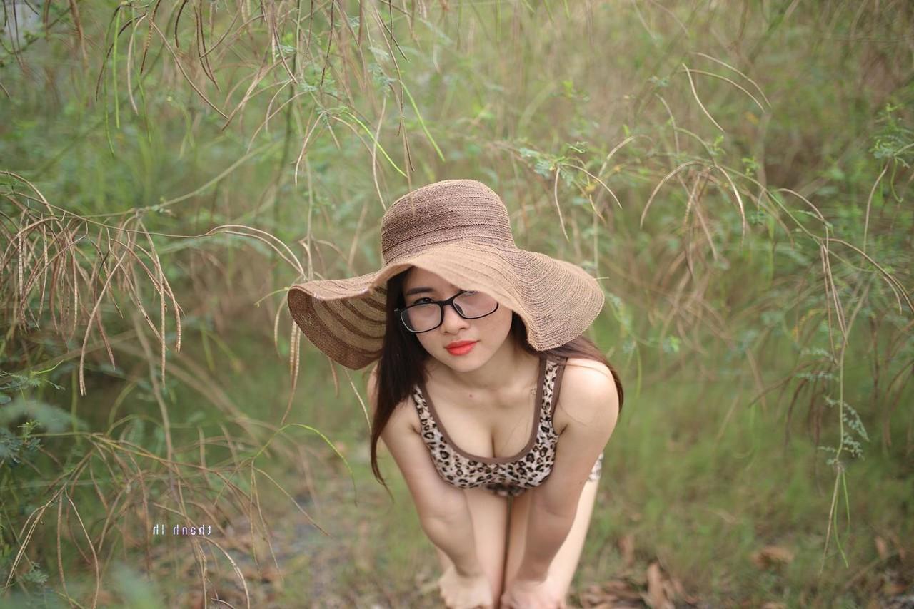 20P Das nerdige asiatische Model Elena entblößt ihr sexy Dekolleté in wunderschöner Natur