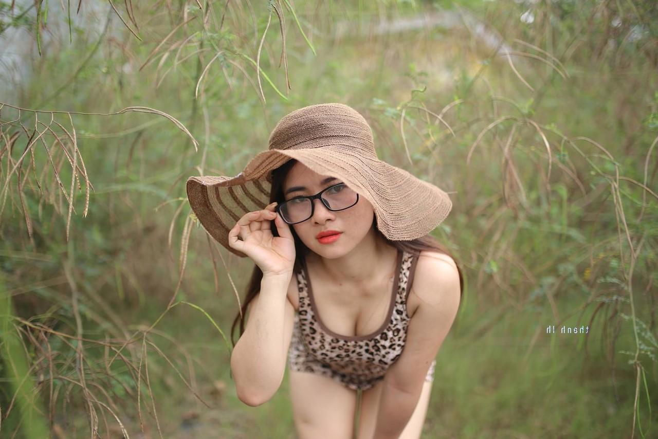 20P Das nerdige asiatische Model Elena entblößt ihr sexy Dekolleté in wunderschöner Natur