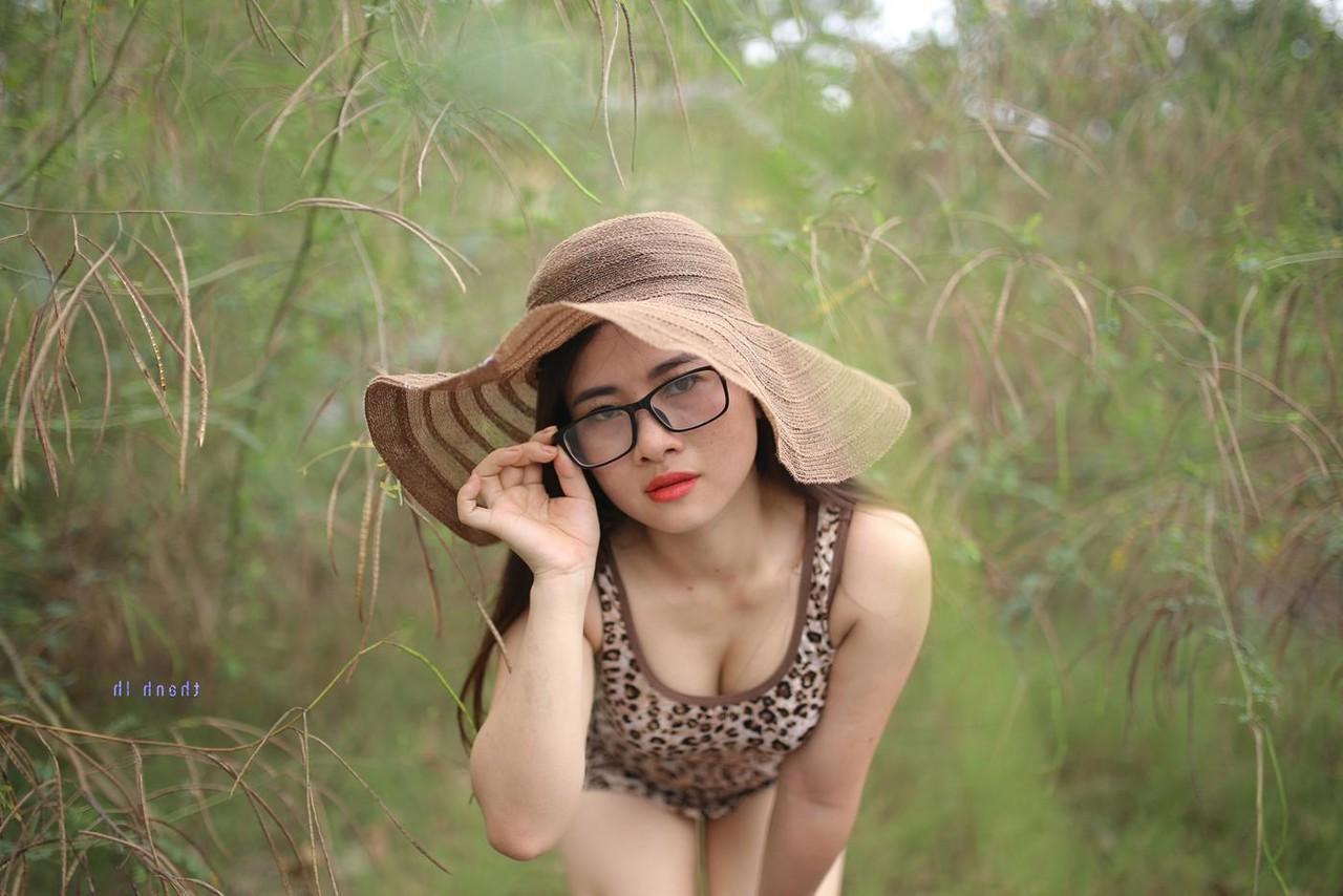 20P Das nerdige asiatische Model Elena entblößt ihr sexy Dekolleté in wunderschöner Natur