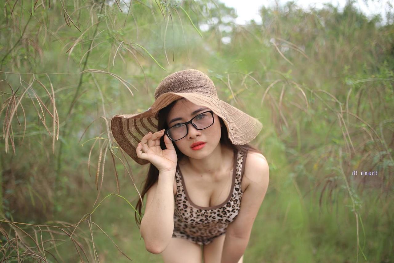 20P Das nerdige asiatische Model Elena entblößt ihr sexy Dekolleté in wunderschöner Natur